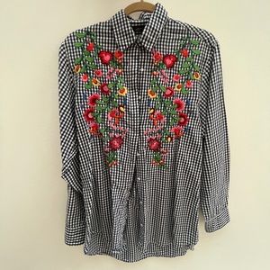 Gingham flower embroider top